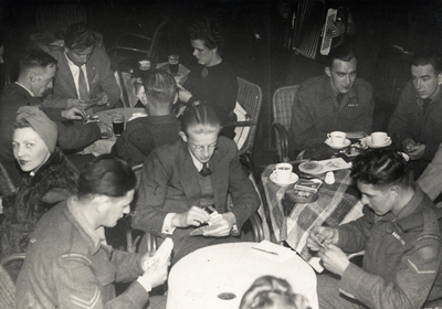 98054 Afbeelding van een door het Entertainment Committee Utrecht georganiseerde kaartavond in het café-restaurant ...